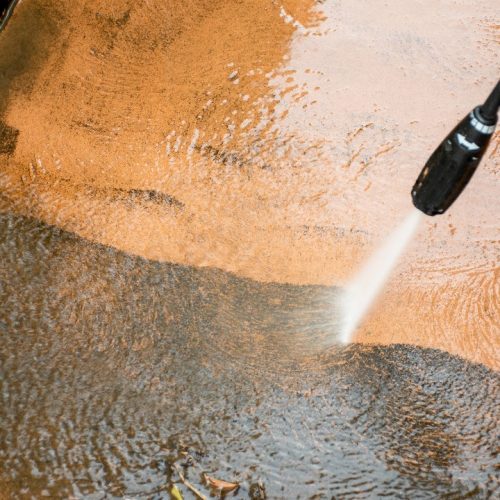 High-Pressure Water Cleaner vs. Regular Hose: Which is Better?